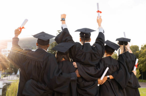 Quelles différences entre AEPE et Auxiliaire de puériculture en crèche ?